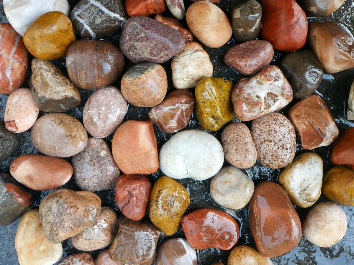 Pequeñas piedras de todos los colores